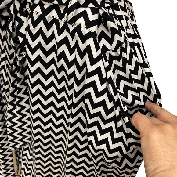 Forever 21 Plus Fit and Flare Chevron Print Dress Black and White - Picture 5 of 7